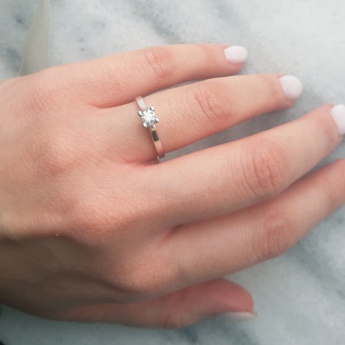 Λευκόχρυσο μονόπετρο δαχτυλίδι Κ18 με διαμάντι