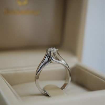 Λευκόχρυσο μονόπετρο δαχτυλίδι φλόγα Κ18 με διαμάντι