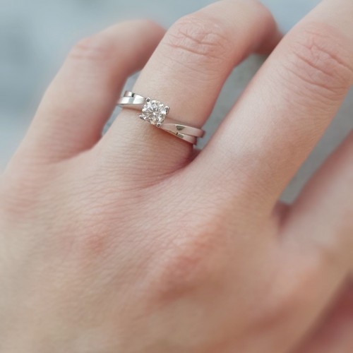 Λευκόχρυσο μονόπετρο δαχτυλίδι φλόγα Κ18 με διαμάντι