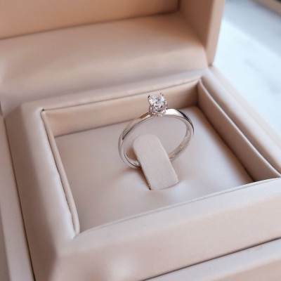 Λευκόχρυσο μονόπετρο δαχτυλίδι Κ18 με διαμάντια