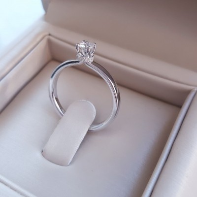 Λευκόχρυσο μονόπετρο δαχτυλίδι Κ18 με διαμάντια