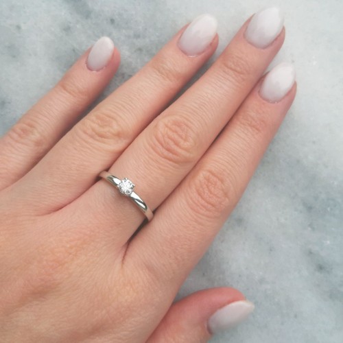 Λευκόχρυσο μονόπετρο δαχτυλίδι Κ18 με διαμάντια