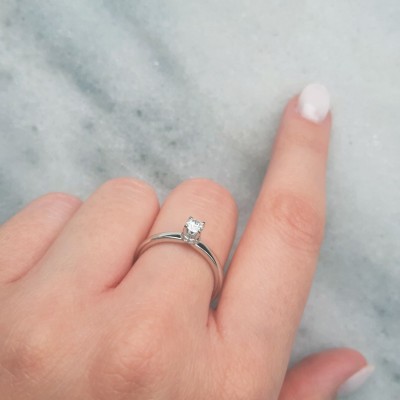 Λευκόχρυσο μονόπετρο δαχτυλίδι Κ18 με διαμάντια