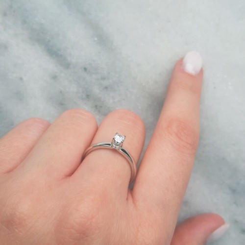 Λευκόχρυσο μονόπετρο δαχτυλίδι Κ18 με διαμάντια