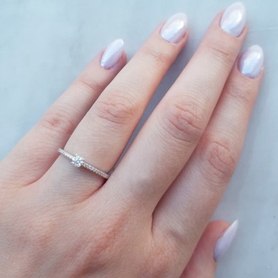 Λευκόχρυσο μονόπετρο δαχτυλίδι Κ18 με διαμάντια