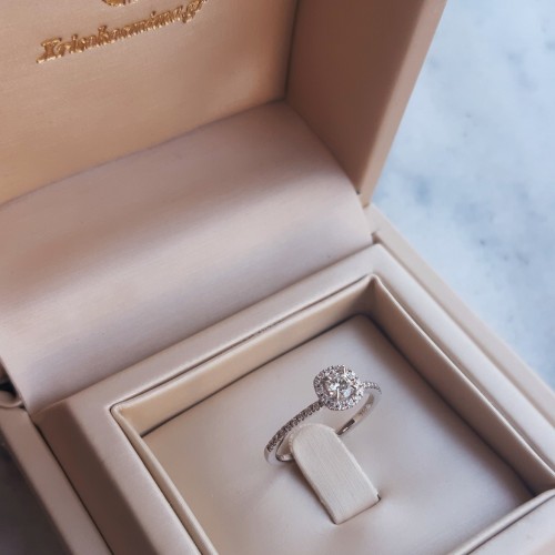 Λευκόχρυσο μονόπετρο δαχτυλίδι Κ18 με διαμάντια