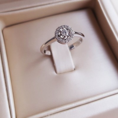 Λευκόχρυσο μονόπετρο δαχτυλίδι Κ18 με διαμάντια