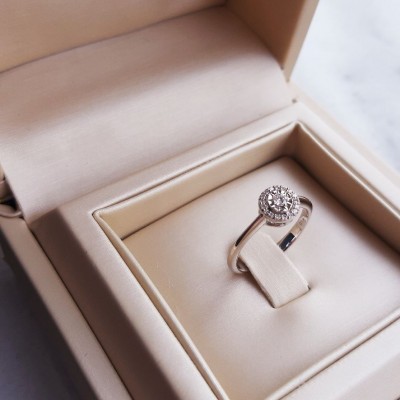 Λευκόχρυσο μονόπετρο δαχτυλίδι Κ18 με διαμάντια