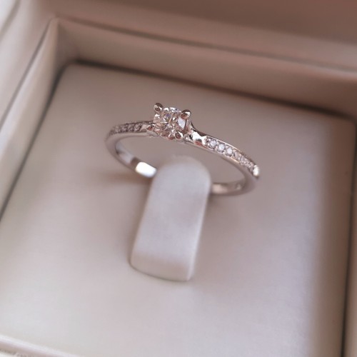 Λευκόχρυσο μονόπετρο δαχτυλίδι Κ18 με διαμάντια