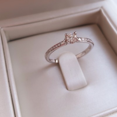 Λευκόχρυσο μονόπετρο δαχτυλίδι Κ18 με διαμάντια