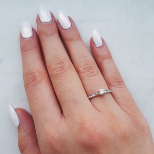 Λευκόχρυσο μονόπετρο δαχτυλίδι Κ18 με διαμάντια