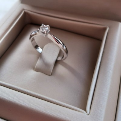 Μονόπετρο λευκόχρυσο δαχτυλίδι Κ18 με διαμάντι