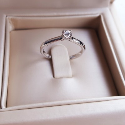 Μονόπετρο λευκόχρυσο δαχτυλίδι Κ18 με διαμάντια