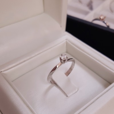 Μονόπετρο λευκόχρυσο δαχτυλίδι Κ18 με διαμάντι