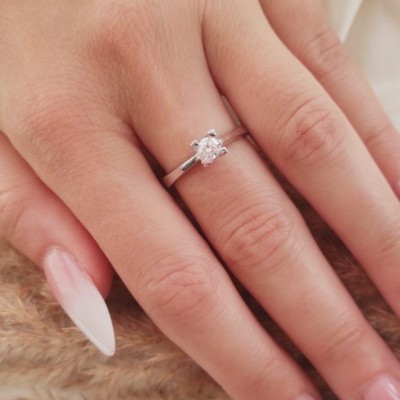 Λευκόχρυσο μονόπετρο δαχτυλίδι Κ18 με διαμάντι