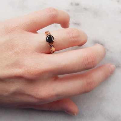 Μονόπετρο δαχτυλίδι από ροζ χρυσό Κ14 με μαύρα ζιργκόν