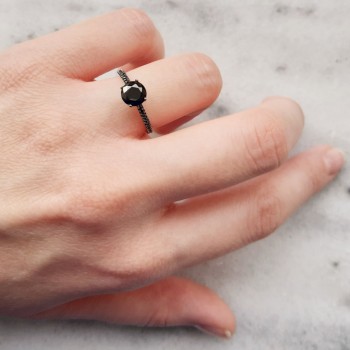 Λευκόχρυσο μονόπετρο δαχτυλίδι Κ14 με μαύρα ζιργκόν
