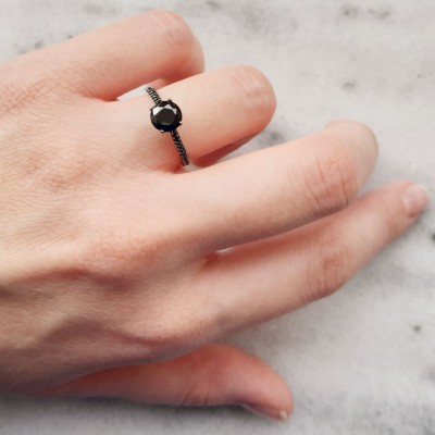 Λευκόχρυσο μονόπετρο δαχτυλίδι Κ14 με μαύρα ζιργκόν