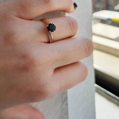 Μονόπετρο δαχτυλίδι από ροζ χρυσό Κ14 με μαύρο και λευκά ζιργκόν