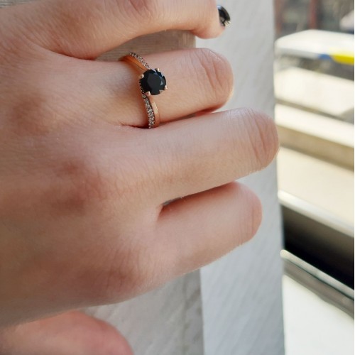 Μονόπετρο δαχτυλίδι από ροζ χρυσό Κ14 με μαύρο και λευκά ζιργκόν