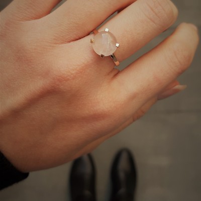 Μονόπετρο δαχτυλίδι από ροζ χρυσό Κ14 με ορυκτό χαλαζία