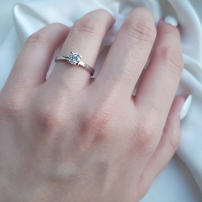 Κλασικό μονόπετρο δαχτυλίδι από λευκό χρυσό Κ14 με ζιργκόν