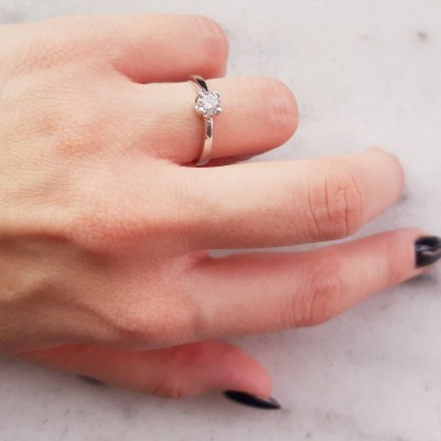 Λευκόχρυσο κλασικό μονόπετρο δαχτυλίδι Κ14 με ζιργκόν