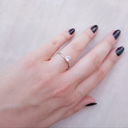 Λευκόχρυσο μονόπετρο δαχτυλίδι Κ14 με καρέ ζιργκόν