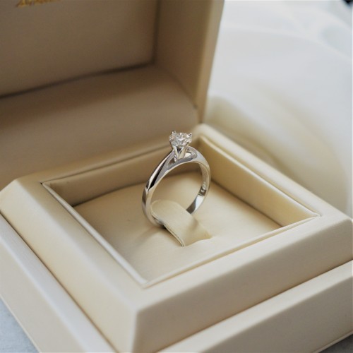 Λευκόχρυσο μονόπετρο δαχτυλίδι Κ18 με μοϊσανίτη