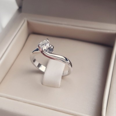 Λευκόχρυσο δαχτυλίδι μονόπετρο Κ18 με διαμάντι