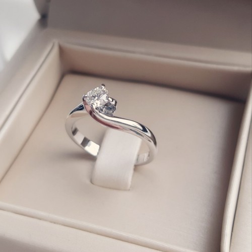 Λευκόχρυσο δαχτυλίδι μονόπετρο Κ18 με διαμάντι