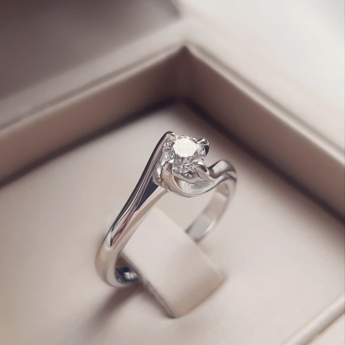 Λευκόχρυσο δαχτυλίδι μονόπετρο Κ18 με διαμάντι