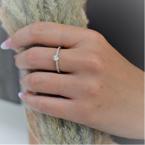 Λευκόχρυσο μονόπετρο δαχτυλίδι Κ18 με διαμάντια