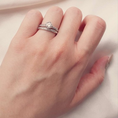 Λευκόχρυσο δαχτυλίδι μονόπετρο και σειρέ Κ14 με ζιργκόν