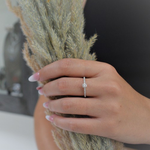 Λευκόχρυσο μονόπετρο δαχτυλίδι Κ18 με διαμάντια