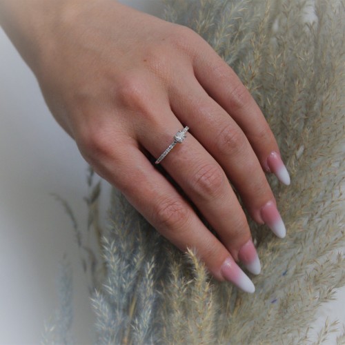 Λευκόχρυσο μονόπετρο δαχτυλίδι Κ18 με διαμάντια