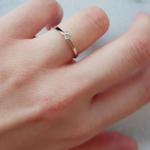 Λευκόχρυσο μονόπετρο δαχτυλίδι Κ18 με διαμάντι