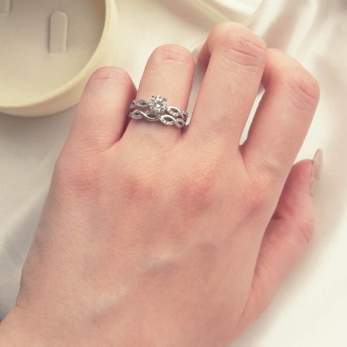 Λευκόχρυσο δαχτυλίδι μονόπετρο και σειρέ Κ14 με ζιργκόν