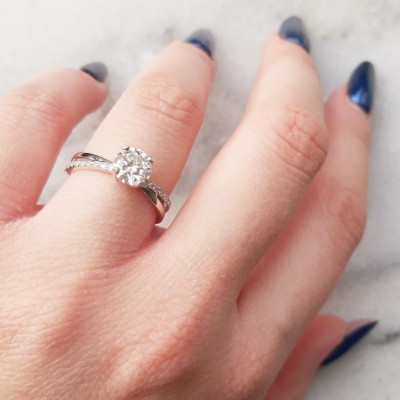 Λευκόχρυσο μονόπετρο δαχτυλίδι Κ18 με μοϊσανίτες