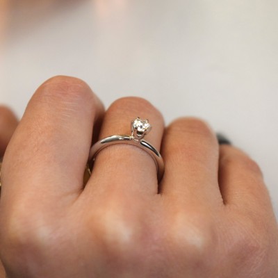 Λευκόχρυσο μονόπετρο δαχτυλίδι Κ18 με μοϊσανίτη