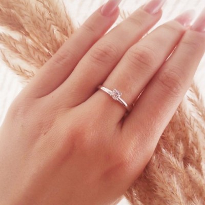 Λευκόχρυσο μονόπετρο δαχτυλίδι Κ18 με διαμάντια