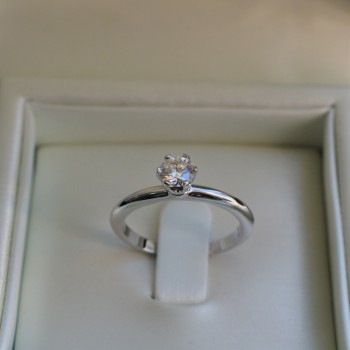 Λευκόχρυσο μονόπετρο δαχτυλίδι Κ18 με μοϊσανίτη