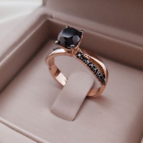 Μονόπετρο δαχτυλίδι από ροζ χρυσό Κ18 με black diamonds