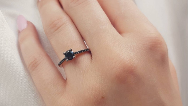 Οικονομικά μονόπετρα δαχτυλίδια