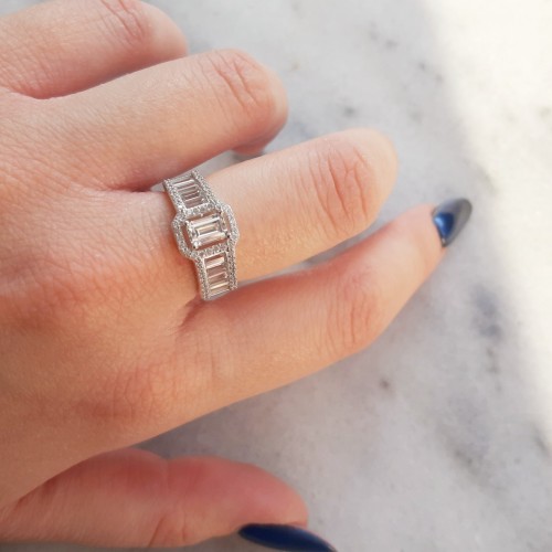 Λευκόχρυσο δαχτυλίδι Κ14 με baguette ζιργκόν