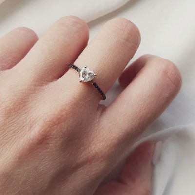 Μονόπετρο δαχτυλίδι καρδιά από ροζ χρυσό Κ14 με μαύρα ζιργκόν