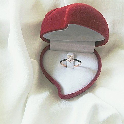 Μονόπετρο δαχτυλίδι καρδιά από ροζ χρυσό Κ14 με μαύρα ζιργκόν