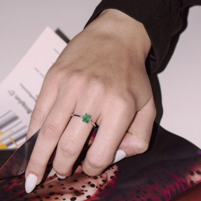 Λευκόχρυσο δαχτυλίδι Κ18 με σμαράγδι και διαμάντια