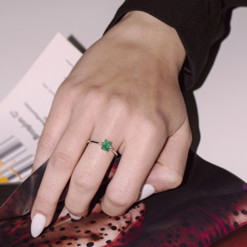 Λευκόχρυσο δαχτυλίδι Κ18 με σμαράγδι και διαμάντια