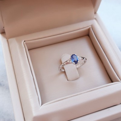 Λευκόχρυσο δαχτυλίδι Κ18 με διαμάντια και ζαφείρια